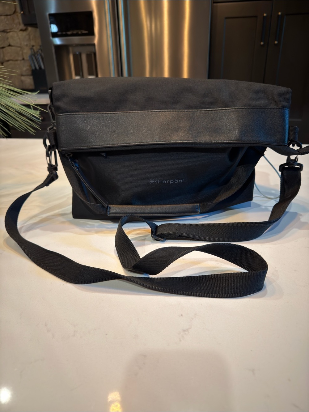 Sherpani Vale AT Black Security Crossbody Messenger Bag LIKE NEW